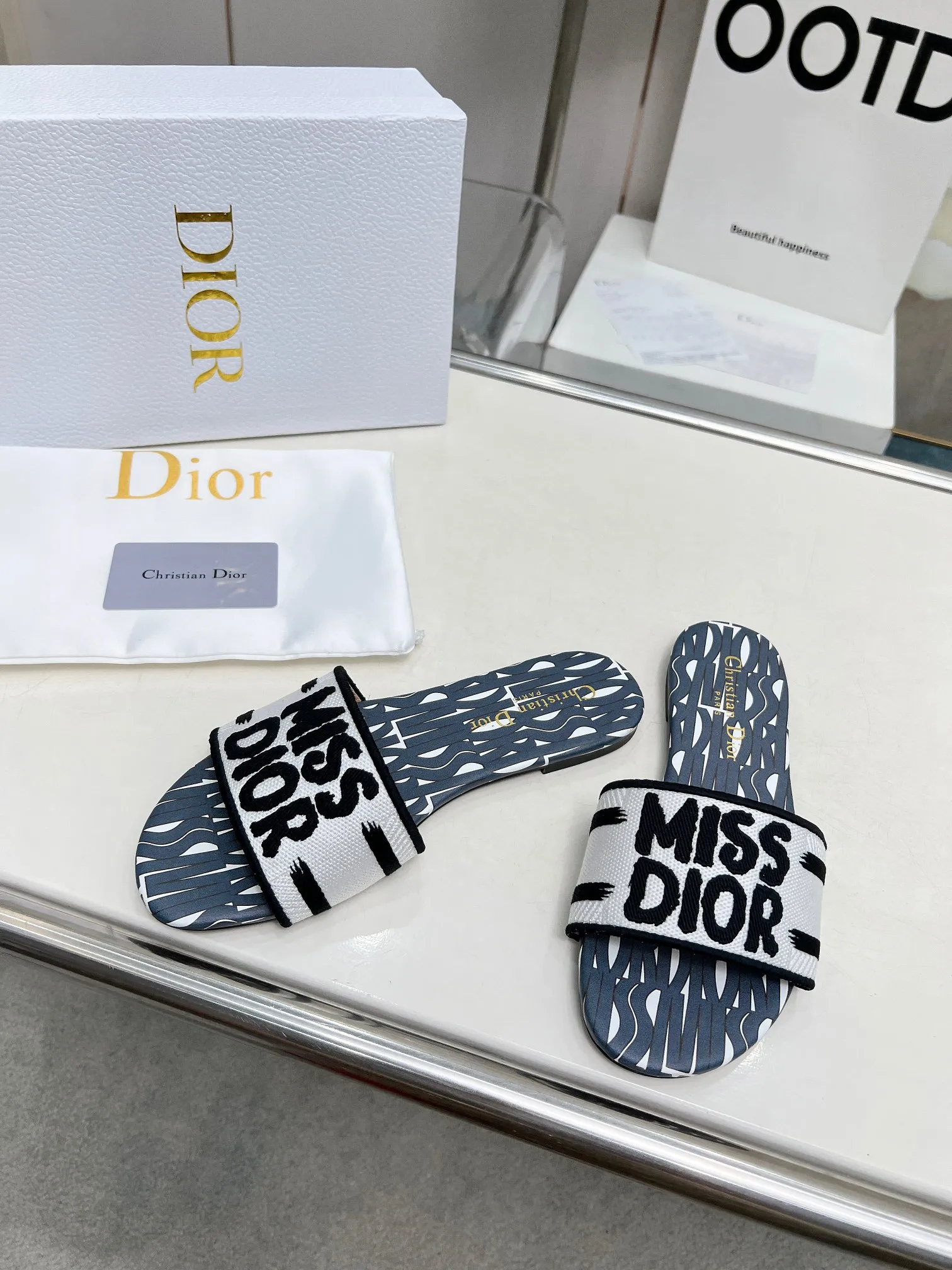 👟👟Ex-factory price 300👟👟 •Dior women's presbyopic embroidered leather-soled slippers Christian Dior has always been synonymous with magnificence and elegance, and has always been at the top of the fashion world👍 What is particularly worth mentioning is: the embroidered ✨ pattern on the sole, which reproduces one of the cherished symbols of Christian Dior✅More than a hundred colors to choose from ◽️️Upper: selected top-quality embroidered cotton ◽️Inner lining: imported sheepskin ◽Number 35-40 (41.42.43 customized)